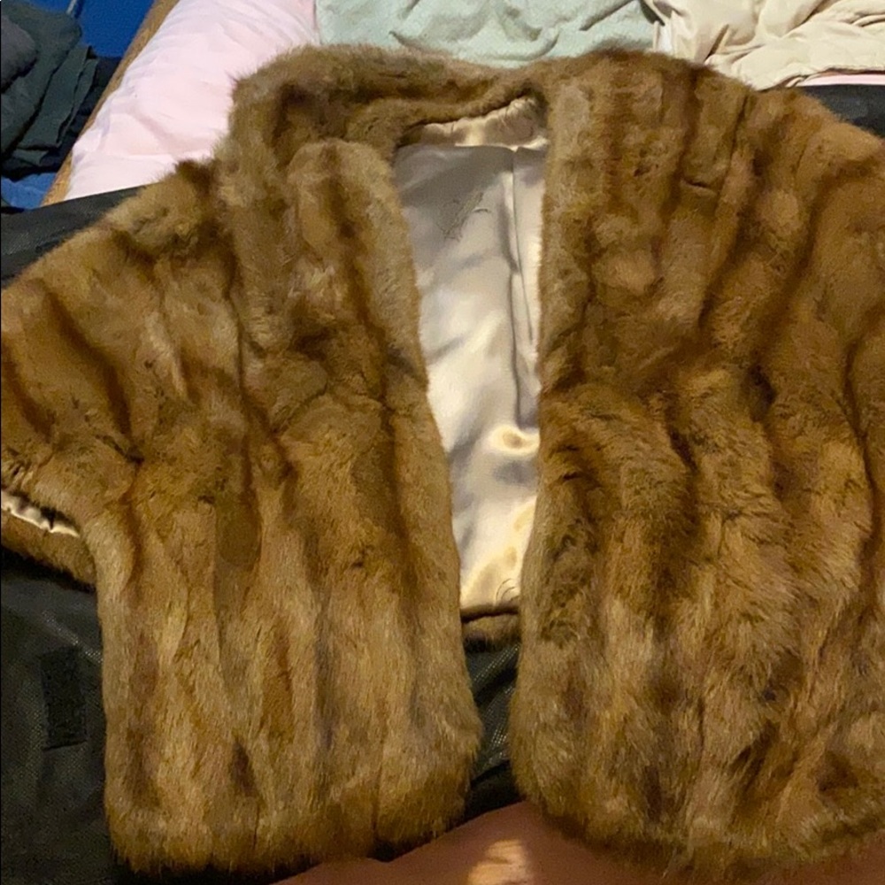 Mink fitted shoulder stole w pockets.